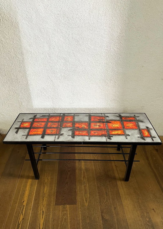 Image 1 of Couchtisch „Cloutier“ aus glasierter Lavakeramik und lackiertem Metall. Frankreich, 1970er Jahre.