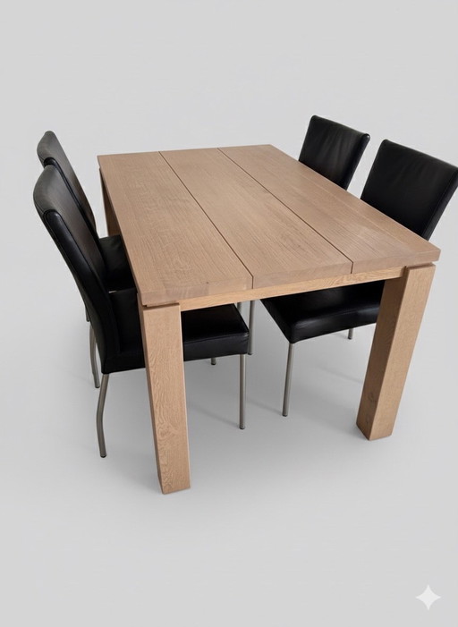 Zona pranzo (rovere bianco) con 4 sedie in pelle (nuove)