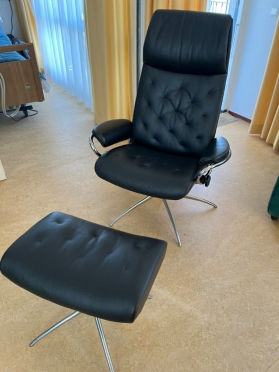 Stressless Metro M High Back adjustable recliner chair + ottoman in black leather (photo 2 of 10)