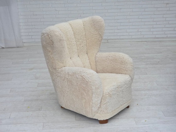 Image 1 of Dänisches Design aus den 1960er Jahren, neu bezogener Hochlehner-Sessel, echtes Schaffell.