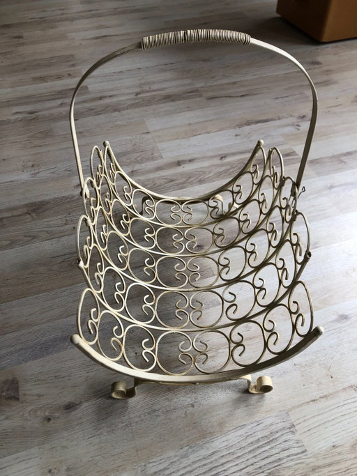 Tijdschriftenrek jaren 50  Cremekleurig draadstaal met sierlijke krullen ontwerp hoogte 25 breed 40 diep 30 hoogte hendel 45