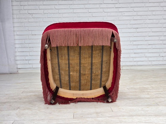 Image 1 of Fauteuil danois des années 1960, revêtement d'origine en velours rouge, pieds en bois de hêtre.