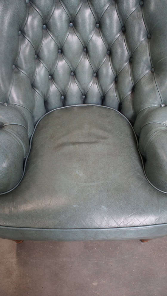 Image 1 of Blauwe chesterfield fauteuil gemaakt van rundleer in Engelse stijl met siernagels