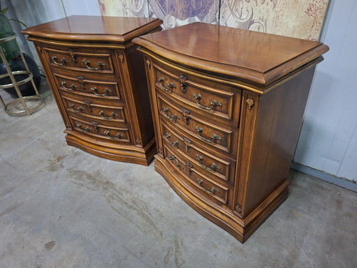 Klassieke Italiaanse nachtkastjes, ladekasten afm. 55x33cm en 64cm hoog.  
