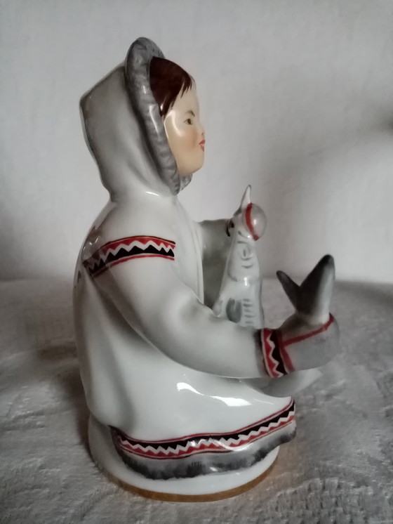 Image 1 of Statuina di porcellana sovietica &quot;Ragazza Inuit Sakha&quot; LFZ 14 cm