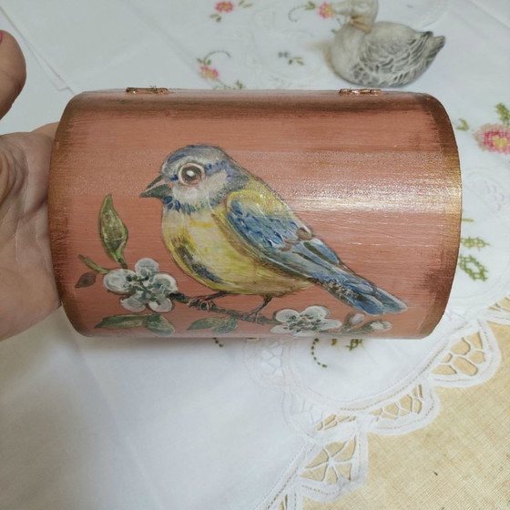 Image 1 of Portagioie in legno con pettirosso dipinto a mano, stile cottagecore vintage anticato.