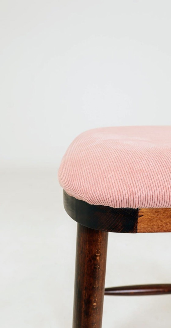 Image 1 of Coppia di sgabelli da bar in stile vintage, rivestiti in velluto a coste color rosa.