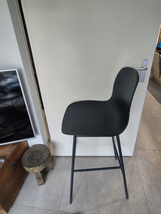 Image 1 of 4 taburetes altos de bar en azul acero de Norman Copenhagen