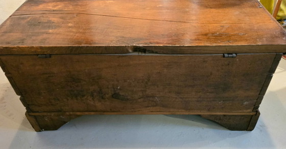 Image 1 of 18e-eeuwse massief eikenhouten gotische kist, Frankrijk