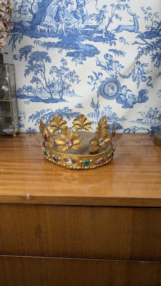 Image 1 of Grande Corona della Vergine in ottone dorato e cabochon in vetro colorato del XIX secolo