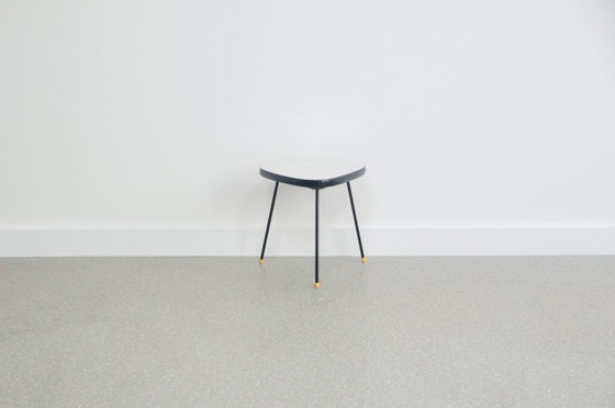 Vintage triangular plant table, Side tables, Metal, White, Mid Century Modern (photo 5 of 5)
