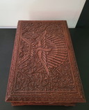 Handgravierte Schmuckschatulle aus Holz mit Pfauen- und Blumenmotiven.