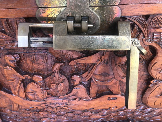 Image 1 of Coffre antique en bois de camphrier