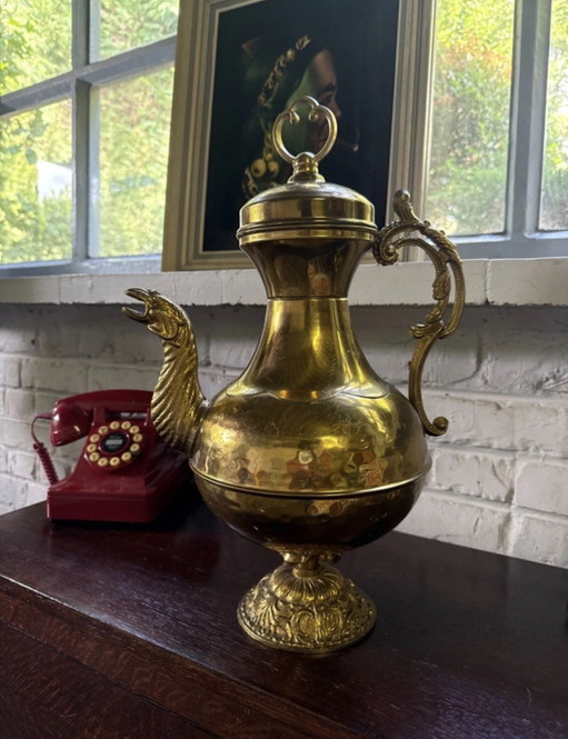 Große, antike Teekanne aus gehämmertem Messing (Höhe 42 cm) • Retro-Vogelkopf-Ausguss – decoratieve objecten, Brass