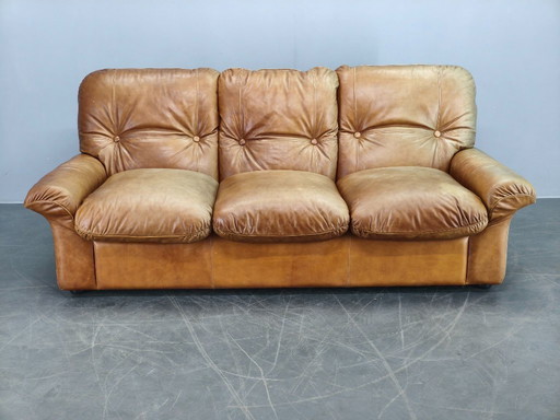 Arcon Italia driezitsbank uit de jaren 70, bekleed met cognacbruin buffelleer.