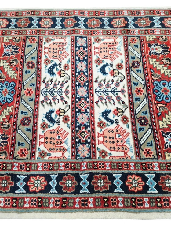 Image 1 of Allegro tappeto orientale in lana annodato a mano con motivi floreali e animali, Tunisia, 90x155 cm.