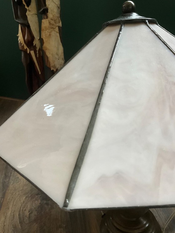 Image 1 of Classic Tiffany style table lamp with an attractive and elegant brass base