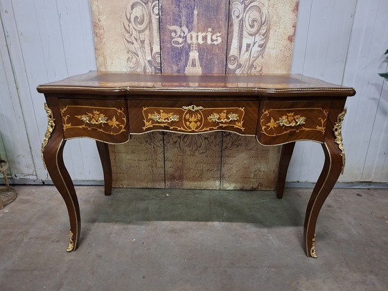 Image 1 of Scrivania antica in stile barocco, con intarsi. Dimensioni: 122x61 cm e altezza 79 cm.