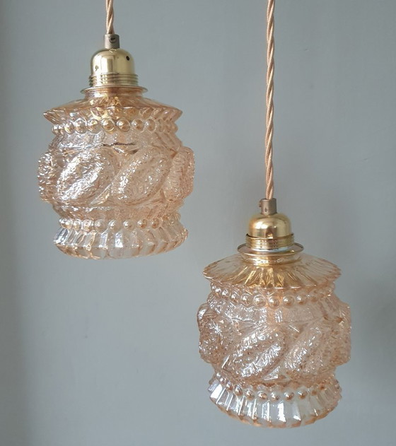 Image 1 of Set van 2 Vintage getextureerde rose / amber getinte hanglampen - midcentury design. 