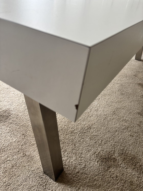 Image 1 of Wunderschöner weißer Esstisch mit Aluminiumbeinen