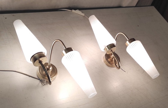 Image 1 of Applique asimmetriche in ottone con paralumi a tulipano opalini - anni '50/'60