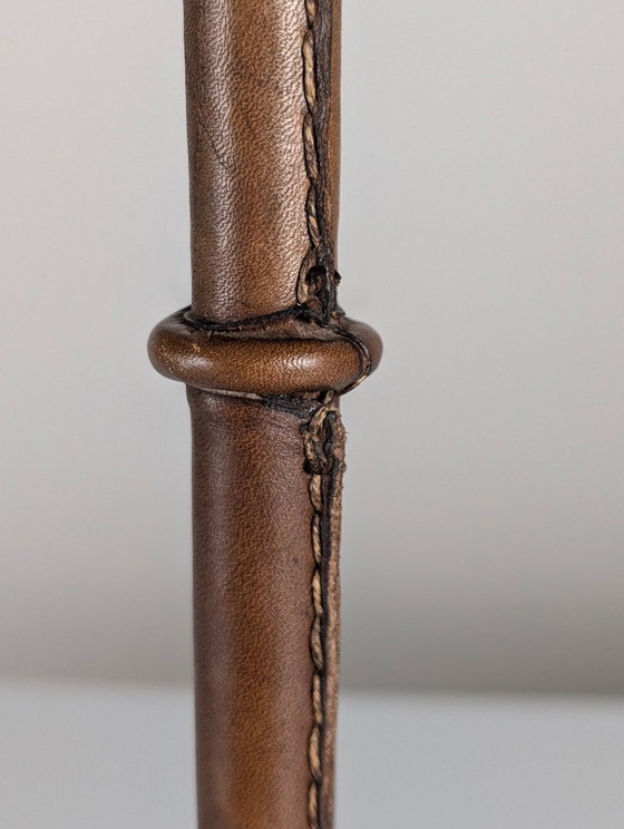 Lampe de table Jacques Adnet en cuir surpiqué, France, années 1950 – Leather, Metal (photo 5 of 9)