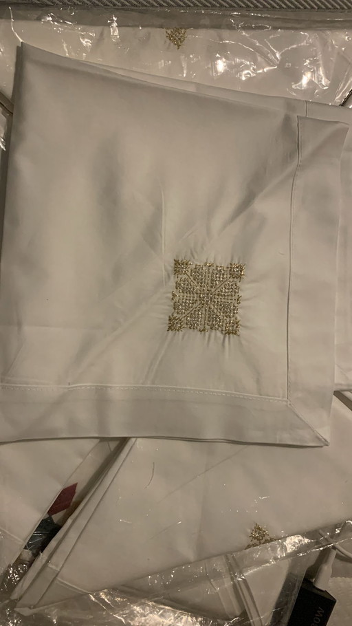 Prestige Tafelset – Groot smaragdgroen tafelkleed + 12 servetten met gouden borduurwerk