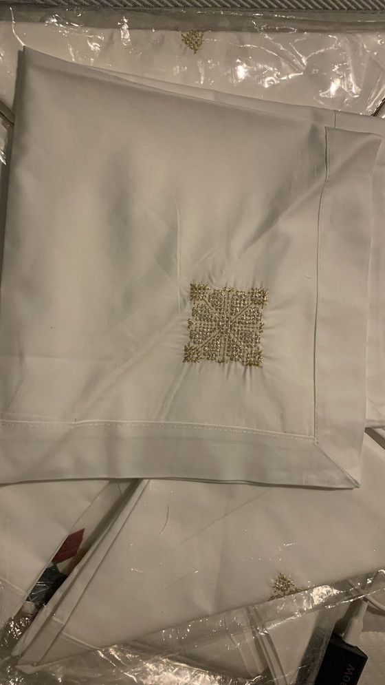 Image 1 of Prestige Tafelset – Groot smaragdgroen tafelkleed + 12 servetten met gouden borduurwerk