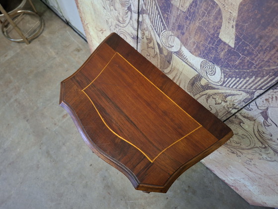 Image 1 of Table de chevet classique, commode, tables d'appoint, dimensions 44x27cm et 59cm de hauteur.