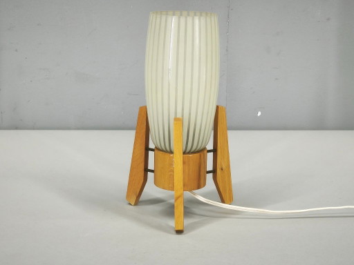 Jaren 70 Tsjechische Mid-Century glazen en houten driepoot tafellamp van Dřevo Humpolec