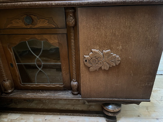 Image 1 of Antiek dressoir met glas in lood en houtsnijwerk