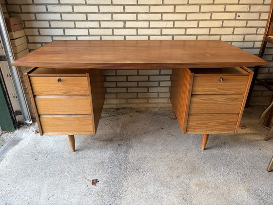 Image 1 of Groot vintage Deens bureau van teakhout zwevend midcentury