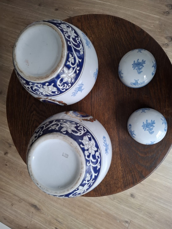 Set de 2 grandes macetas decorativas de porcelana Wong Lee con escudo de Versalles como decoración, (photo 12 of 15)