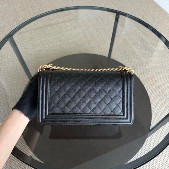 Image 1 of Borsa Chanel Boy Medium - Caviar 25 cm trapuntata con finitura granulata dorata Serie 24