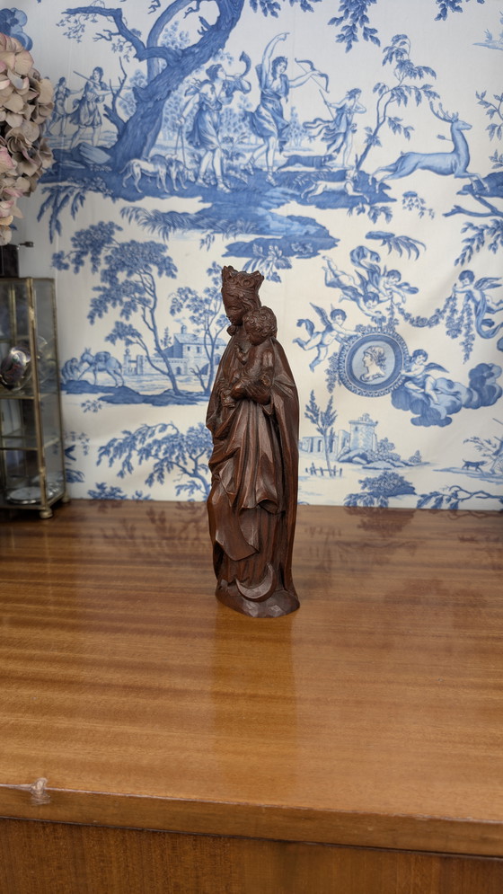 Image 1 of Vierge à l'Enfant en résine imitation bois patiné style Néo-Gothique vintage