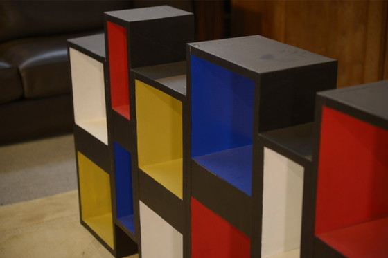 Image 1 of Plank 1960: een hedendaagse picturale interventie in de stijl van Piet Mondrian.