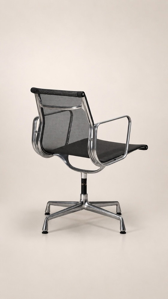 Image 1 of 2 Vitra Charles & Ray Eames EA 103 Aluminium-Bürostühle