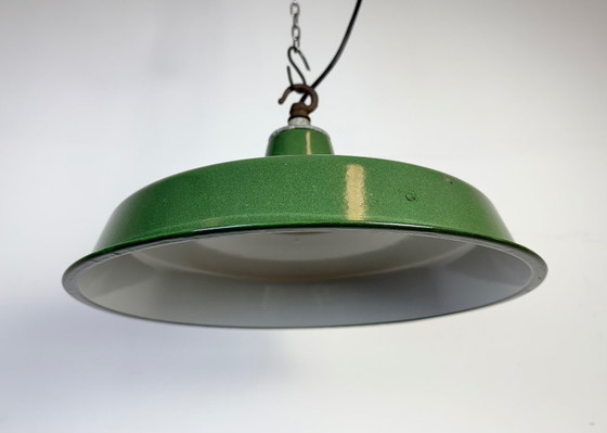 Image 1 of Industriële groene emaille fabriekshanglamp, jaren 60