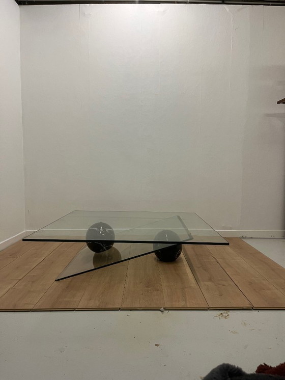 Image 1 of Roche Bobois asymmetrischer Couchtisch aus Glas und Marmor, 1980/90