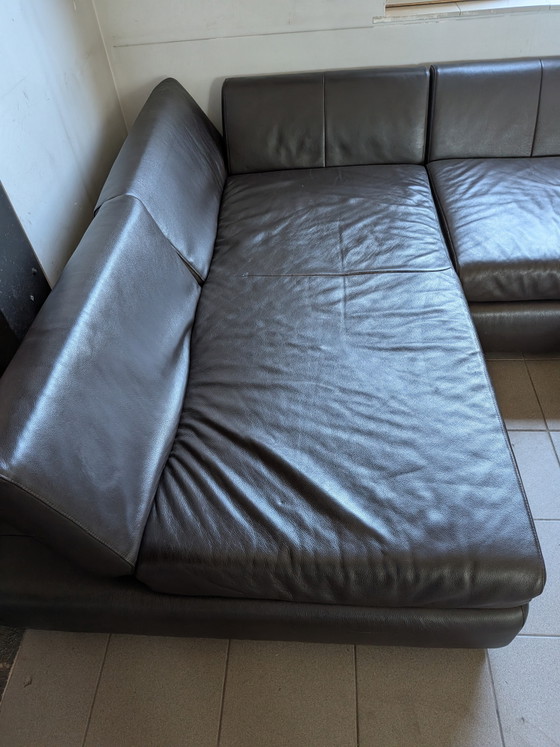 Image 1 of Conjunto de sofá seccional de cuero de diseño W. Schillig con sillón y otomana con espacio de almacenamiento.