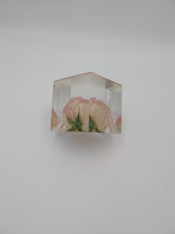 Image 1 of Deux compositions florales dans des blocs de résine époxy. Rose et tournesol, 10 x 10 x 10 cm.