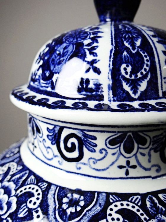 Image 1 of Grote Boch Holland Royal Sphinx aardewerken pot met deksel en Delftsblauwe decoratie.