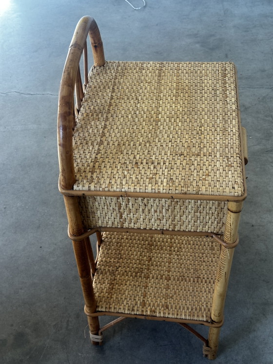 Pair of vintage bedside tables in rattan and woven wicker – Italy, 1970s – Fabrication artisanale Circa 1970 (photo 7 of 14)