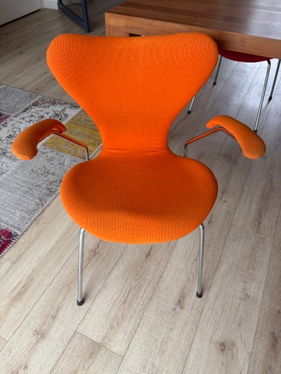 Image 1 of 4 poltrone imbottite vintage con braccioli di Arne Jacobsen per Fritz Hansen