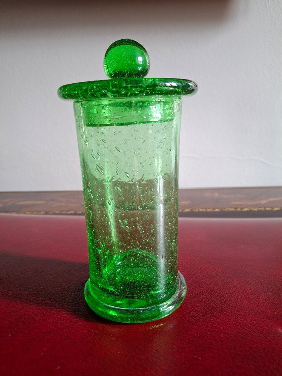 Image 1 of Porta caramelle per bambini meritevoli in vetro a bolle di Biot, noto come barattolo da farmacia con il suo coperchio, firmato