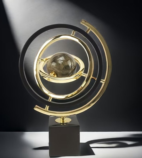 Neue moderne abstrakte Skulptur aus Eisen mit Globus-Optik in Schwarz und Gold, Kunstdekor mit rechteckigem (photo 7 of 9)
