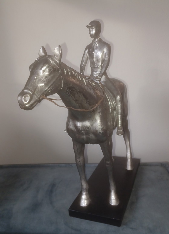 Image 1 of Grande statue décorative de jockey à cheval de couleur argentée