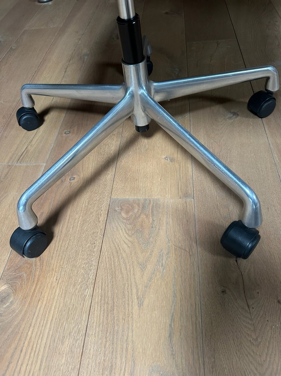 Vitra Vitra Eames soft pad bruin lederen stoel (model EA 217), Bureaustoelen, Aluminium, Leer (foto 6 van 6)