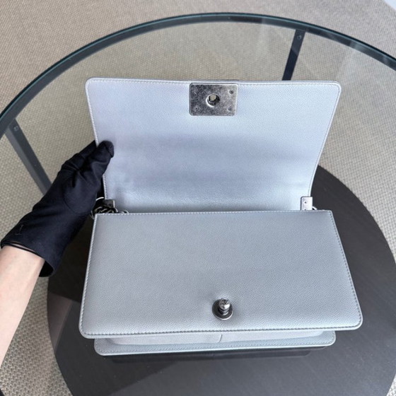 Image 1 of Borsa Chanel Boy Medium - Caviar 25CM Chevron Metallic Silver Ruthenium Silver Hardware Series 22