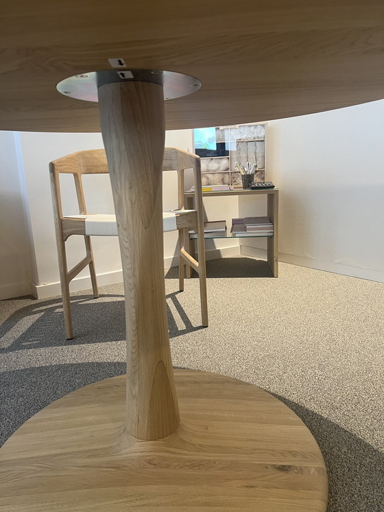 Image 1 of Design dining table 'Torsion' oak Ø127 cm